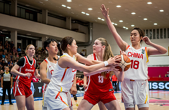 Momentka z utkání mezi eskými basketbalistkami do 19 a ínou.