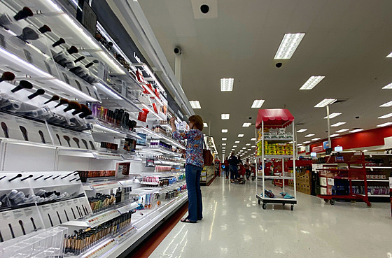 Oddlení kosmetiky v obchod Super Target v Royal Palm Beach ve stát Florida...