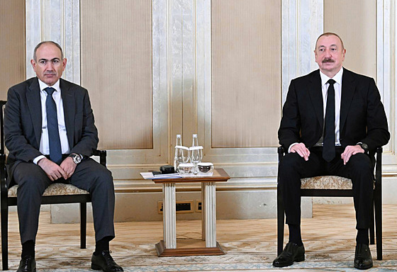 Arménský premiér Nikol Painjan (zleva) a ázerbájdánský prezident Ilham Alijev...