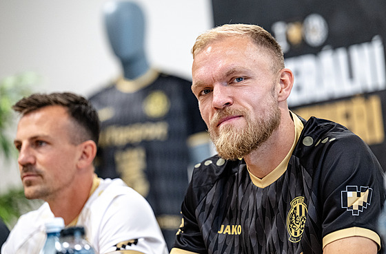 Mick van Buren na tiskové konferenci Hradce Králové.