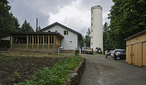 Horská chata na vrcholu Libína stojí kousek od rozhledny.