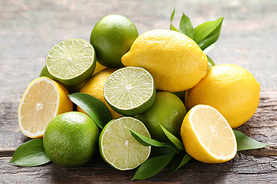 Citrony (�lut�) a limety (zelen�)