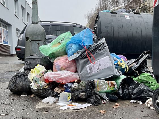 V erných popelnicích se as od asu hromadí odpad a po víko, nkdy i petéká....