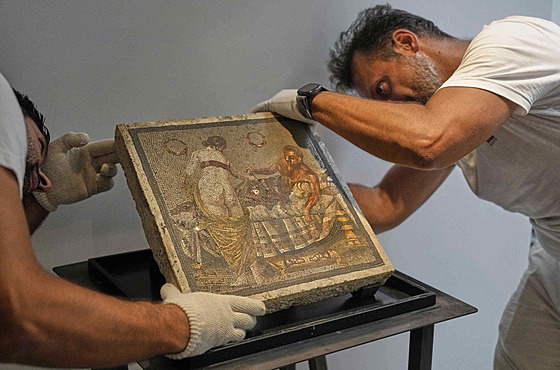 Restaurátoi vystavili ímskou mozaiku zobrazující milenecký pár v...