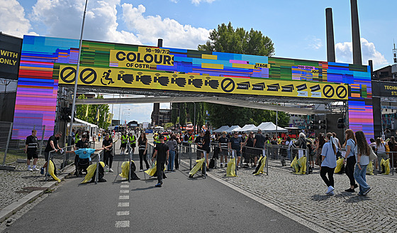 Zaal dalí roník festivalu Colours of Ostrava. Areál odpoledne zaali...