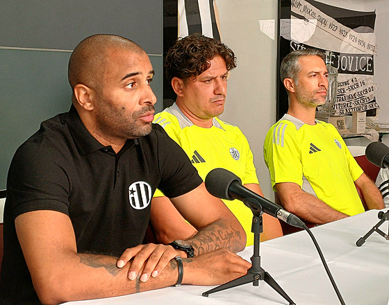Tisková konference Dynama a její úastníci (zleva) sportovní editel Michaël...
