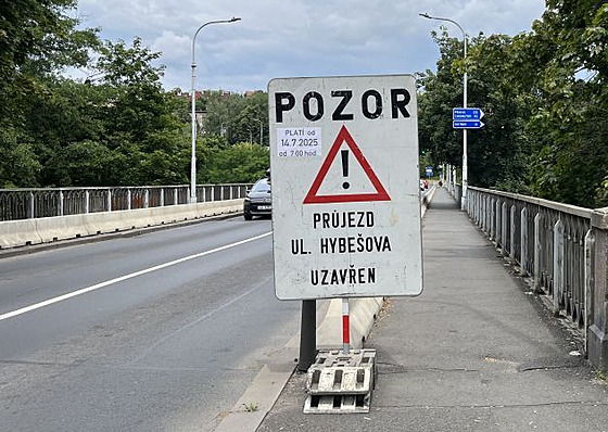Na uzavenou Hybeovu ulici upozorují v centru Karlových Var dopravní znaky.