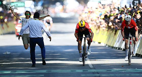 Protiizraelský aktivista naruil dojezd jedenácté etapy Tour de France.