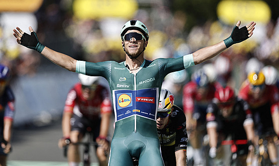 Jonathan Milan slaví vítzství v osmé etap Tour de France.