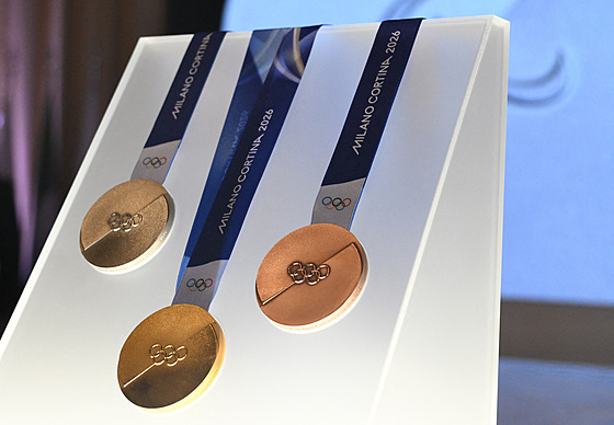 Sada medailí pro zimní olympijské hry v Milánu a Cortin.