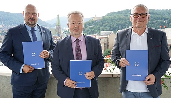 Zleva: Ji�í Adámek, místostarosta Litom��ic, Richard Brabec, hejtman Ústeckého...