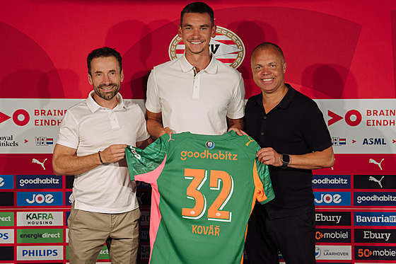 eský branká Matj Ková (uprosted) po podpisu smlouvy v PSV Eindhoven.