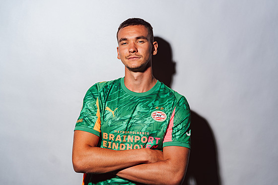 eský branká Matj Ková pózuje v dresu PSV Eindhoven.