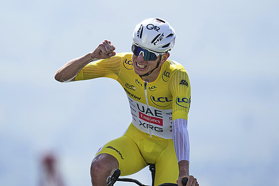 Tadej Pogaar slaví triumf v nároné horské asovky ve 13. etap Tour de France.