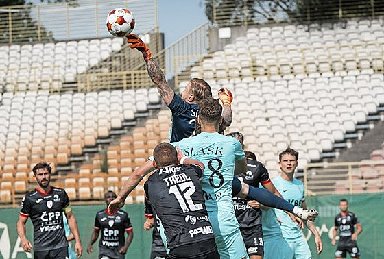 Momentka z pípravného zápasu Slask Wroclaw - Pardubice (v erném)