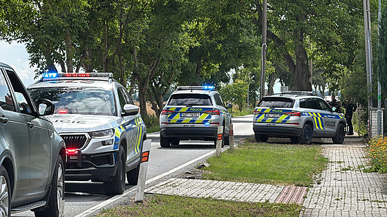 Motorká vjel na letitní plochu, zastavil provoz letit na deset minut....