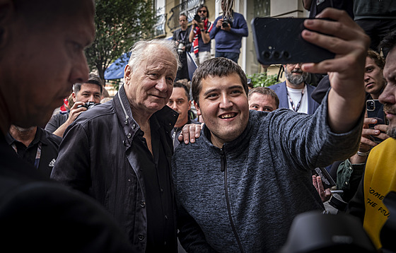 Stellan Skarsg&#229;rd se hned po píjezdu fotí s fanouky (10. ervence 2025).