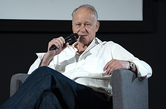 Stellan Skarsg&#229;rd pohovoil o svém ivot a kariée v Kongresovém sále...