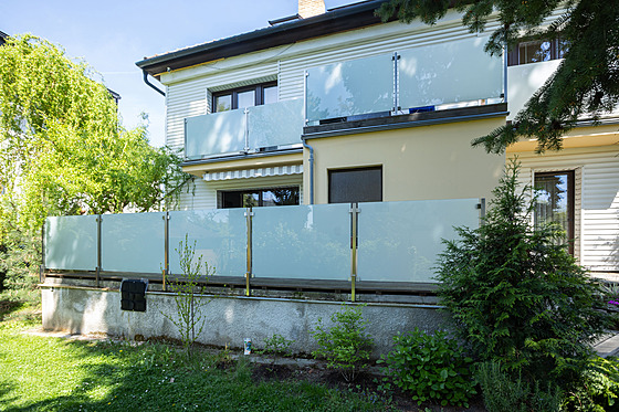 Dm disponuje velkou terasou i balkonem.