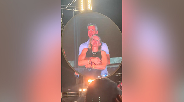 Nevinný záběr Kiss Cam odhalil nevěru šéfa velké firmy, video je hitem internetu