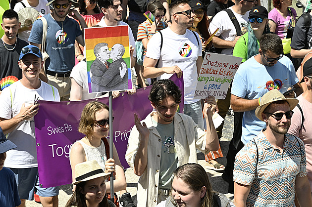 Duhový pochod v Bratislavě přilákal tisíce lidí. Protestovali proti omezování práv LGBT+