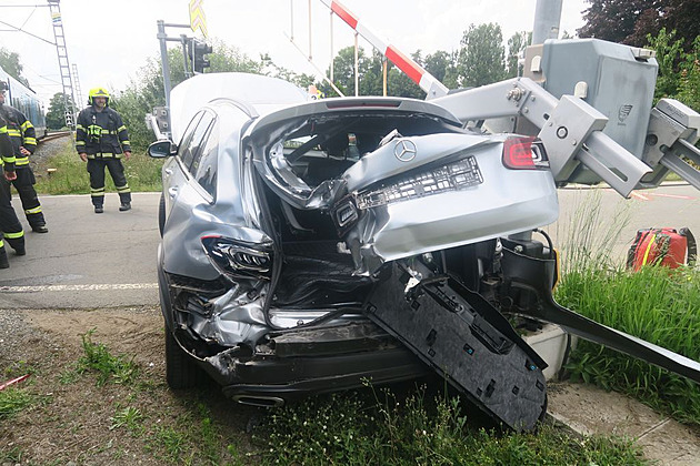 Osobní vlak na trati mezi umperkem a Petrovem nad Desnou narazil do mercedesu,...