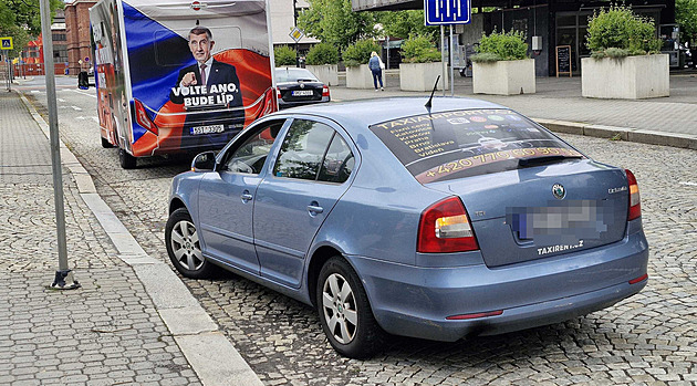 Kampaňový obytňák hnutí ANO boural v Ostravě, taxi mu poškrábalo plechy