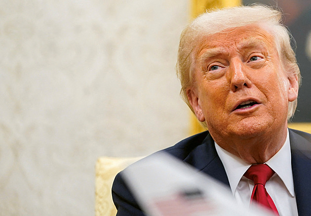 Když konspirátora dostihnou konspirace. Trumpovi u voličů zatápí Epsteinova kauza
