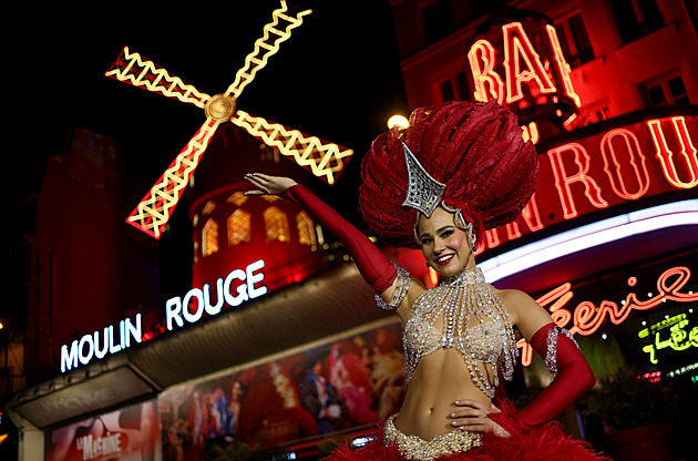 A opět se točí. Moulin Rouge se pyšní funkčními lopatkami, tančil se kankán