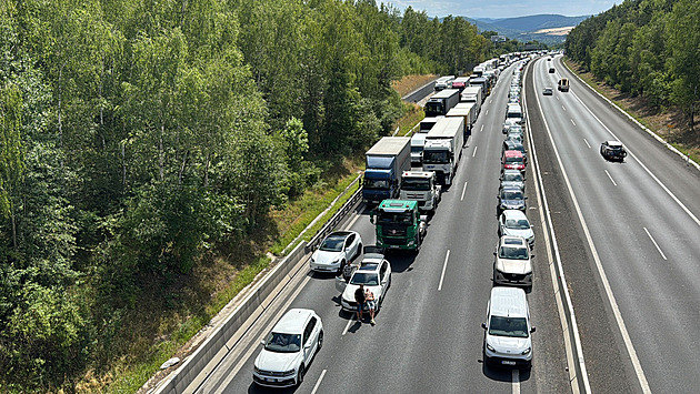 Na D5 u Králova Dvora bourala dvě osobní auta, směr na Prahu je neprůjezdný