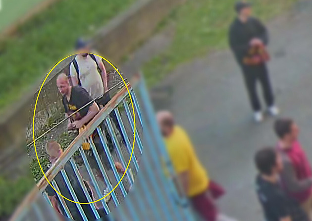 Fandové se poprali před hokejovým stadionem, policie po nich marně pátrá