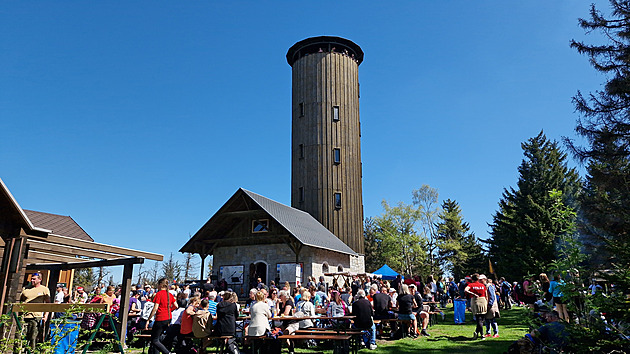 Borvková hora v Rychlebských horách je oblíbeným cílem turist. Vedle...