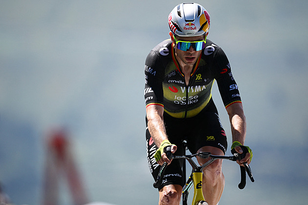 Van Aert obvinil diváky ze sabotáže, při návratu na silnici najel na sklo a píchl