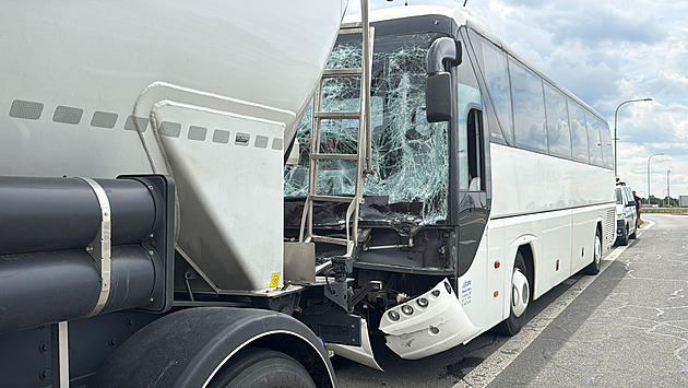 Autobus plný dětí se u pražského letiště srazil s cisternou, několik zraněných
