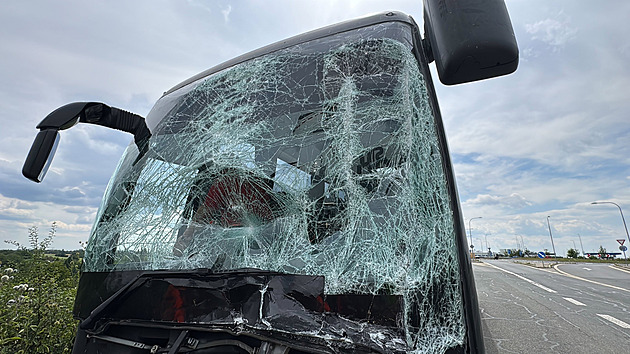 Autobus plný dětí se u pražského letiště srazil s cisternou, několik zraněných
