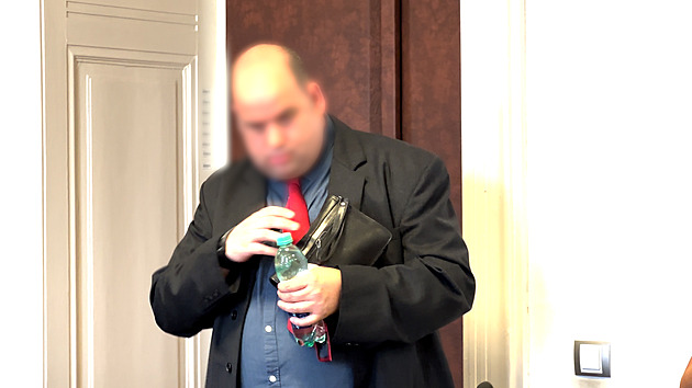 Advokátce vytiskl parte, připravil si nůž. Za plán vraždy dostal autista podmínku