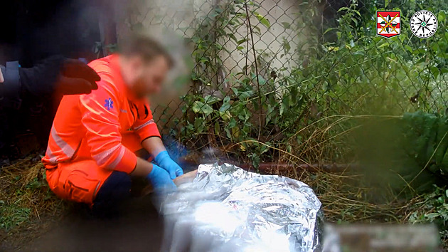 Ztracená seniorka zůstala celou noc ležet venku, hledal ji i dron s termovizí