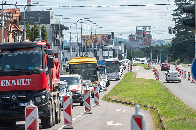 Silniái zaali opravovat úsek silnice I/49 na tíd Tomáe Bati ve...