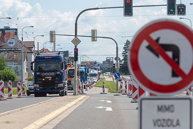 Silniái zaali opravovat úsek silnice I/49 na tíd Tomáe Bati ve...