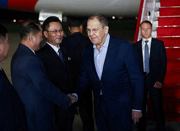 Lavrov dorazil na návštěvu KLDR. Přistál poblíž Kimova nového resortu