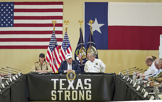 Jste velmi zlý člověk. Trumpa rozčílil dotaz novináře k smrtící povodni v Texasu