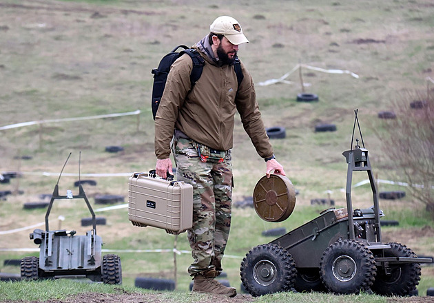 Na donbaském bojišti se hemží roboti. Vojákům vozí i dřevo na šašlik