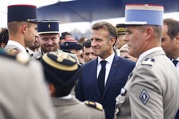 „Nepřítel musí mít z Francie náležitý strach.“ Macron vrací vojnu, i když jen tak napůl