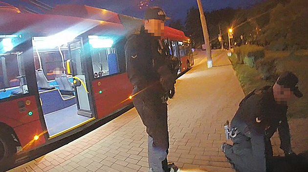 Agresivní cestující chtl ped hlídkou stráník utéct, ale skonil na zemi v...