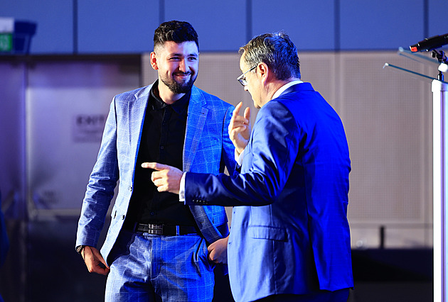 Na ministerstvech se krade po miliardách, obvinil končící vládu Gregor. Chce audit