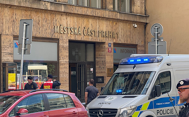 Policejní manévry v centru Prahy kvůli odložené tašce, pyrotechnik zasahoval na úřadě