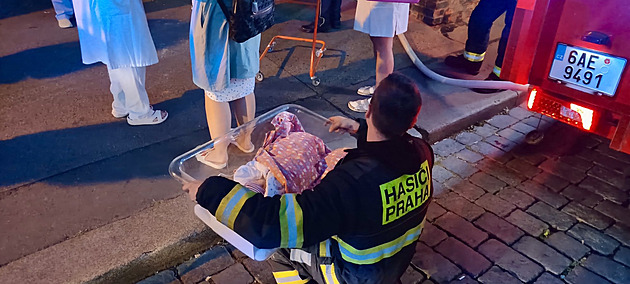 Požár U Apolináře někdo založil úmyslně, před ohněm prchaly rodičky i s miminky