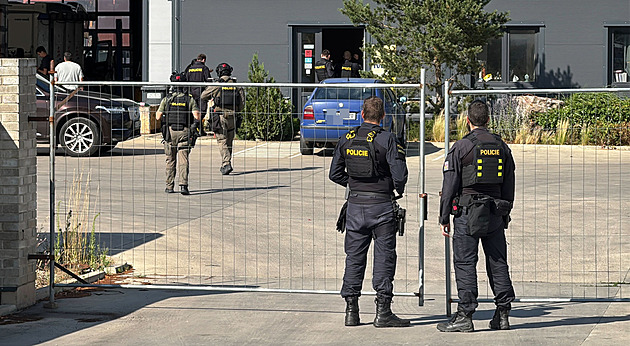 Motorkář ujel policistům na ranvej letiště v Ruzyni a zastavil provoz. Zadrželi ho doma