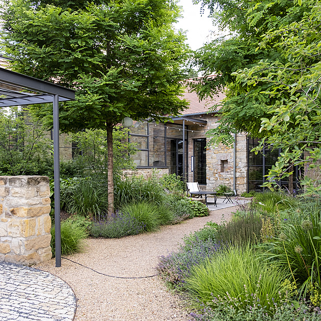 Jak na zpevněné cesty, kostru zahrady. A Lefflerův návod na položení nášlapů