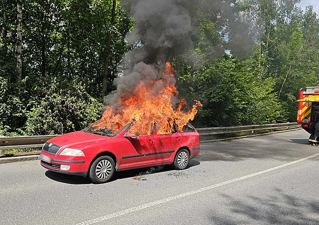 V Liberci v ulici Letná dolo k poáru auta, idika z nj stihla vyskoit....